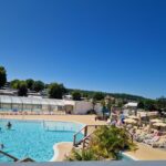 Piscine extérieure et transats au Camping 5 étoiles piscines chauffées club enfants mobilhome premium 6pers