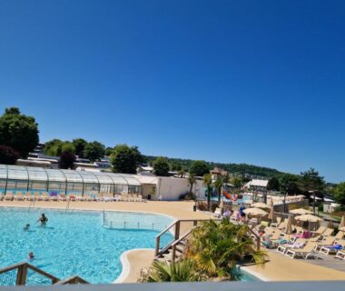 Piscine extérieure et transats au Camping 5 étoiles piscines chauffées club enfants mobilhome premium 6pers