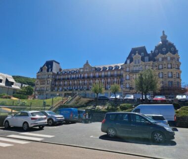 Façade imposante et parking ensoleillé au Camping 5 étoiles piscines chauffées club enfants mobilhome premium 6pers