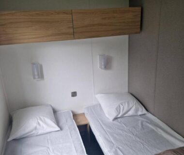 Chambre avec deux lits simples dans le mobilhome premium du Camping 5 étoiles piscines chauffées club enfants mobilhome premium 6pers