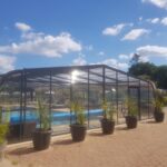 Piscine sous abri avec pots de plantes du Camping A l'Abri de l'Océan