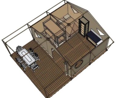 Terrasse en bois avec table à manger et plan intérieur du lodge À l'Ombre des Tilleuls