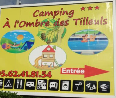 Panneau d'entrée avec pictogrammes et illustrations du camping À l'Ombre des Tilleuls