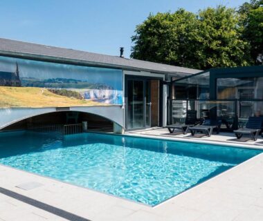 Piscine extérieure et transats au camping Abijune d'Étretat