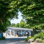 Allée d'entrée et bâtiment d'accueil du camping Abijune d'Étretat