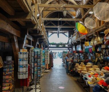 Intérieur boutique avec chapeaux et accessoires au Camping Abijune d'Étretat