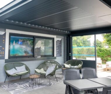 Terrasse couverte avec coin salon et piscine du Camping Abijune d'Étretat