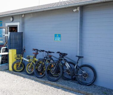 Devant le bâtiment vélos alignés au Camping Abijune d’Étretat