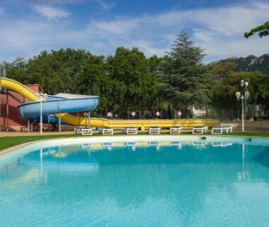 Piscine extérieure avec toboggan et chaises longues en Corse au Camping Acqua E Sole
