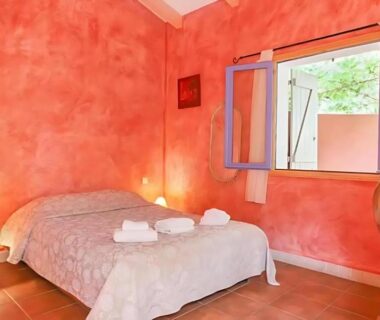 Chambre avec lit double et fenêtre ouverte au Camping Acqua E Sole