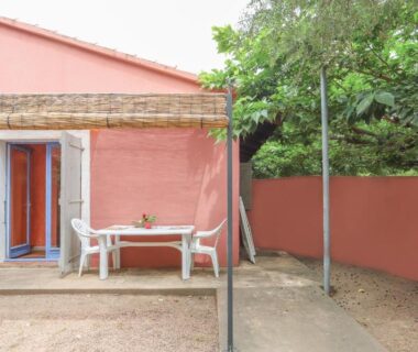 Terrasse avec table et chaises devant un logement au Camping Acqua E Sole