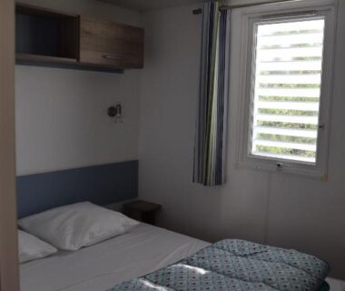 Chambre avec lit double et fenêtre dans le Camping Adults Only La Croix Badeau