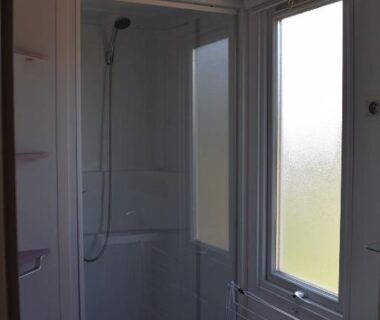 Salle de bains avec douche et fenêtre du Camping Adults Only La Croix Badeau
