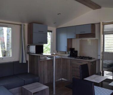 Intérieur avec coin salon et cuisine du Camping Adults Only La Croix Badeau