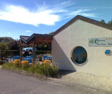 Entrée et terrasse couverte avec chaises et parasols au Camping Adults Only La Croix Badeau