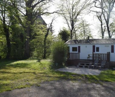 Emplacement ombragé avec mobil-home et terrasse au Camping Adults Only La Croix Badeau