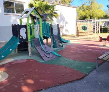 Aire de jeux avec toboggans au Camping Agde Mobil home 4 places climatisé