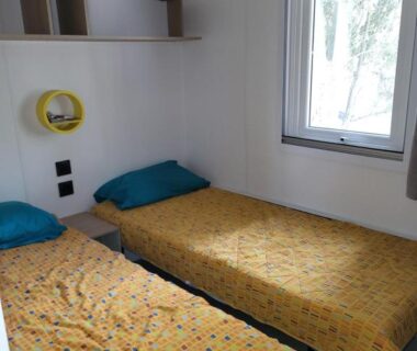 Chambre avec deux lits simples dans le Camping Agde Mobil home 4 places climatisé
