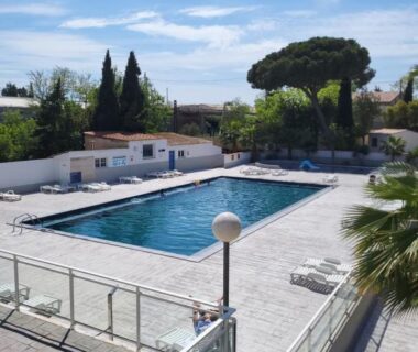 Piscine extérieure et solarium au Camping Agde Mobil home 4 places climatisé