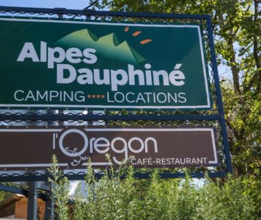Entrée avec panneau et arbres au Camping Alpes Dauphiné