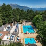 Piscines extérieures et chaises longues au Camping Alpes Dauphiné