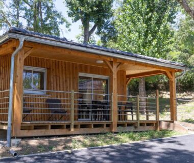 Terrasse en bois avec chaises et table dans le Camping Alpes Dauphiné
