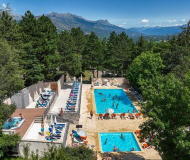 Piscines extérieures et chaises longues au Camping Alpes Dauphiné