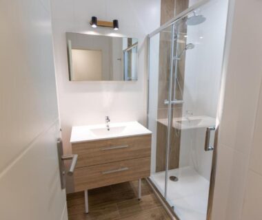 Salle de bain avec douche et lavabo au Camping Alpes Dauphiné