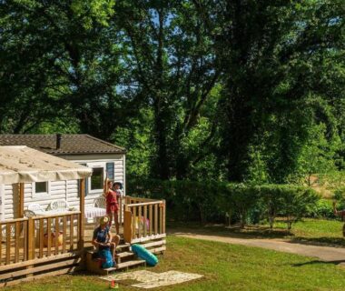Terrasse de mobil-home avec enfants et toboggan au Camping Aqua Viva