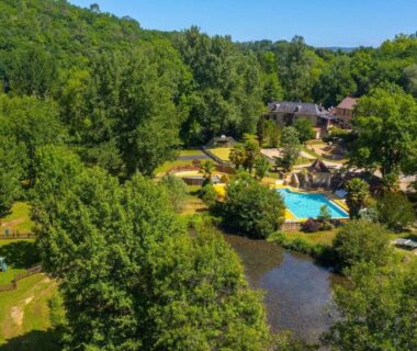 Vue aérienne sur la piscine et l'étang au Camping Aqua Viva