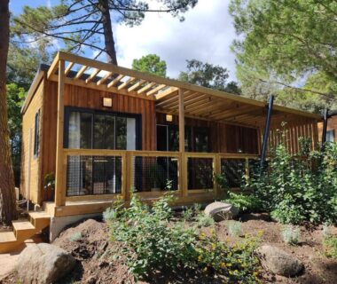 Terrasse en bois sous les pins au Camping Arutoli