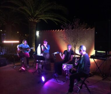 Terrasse en soirée avec groupe musical au Camping Arutoli