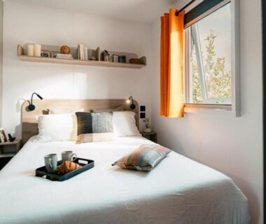 Chambre double avec lit et fenêtre au Camping Au Coeur de Vendome