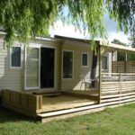 Terrasse en bois devant mobil home au Camping Au Coeur de Vendome