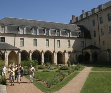 Cloître et jardin avec visiteurs au Camping Au Coeur de Vendome