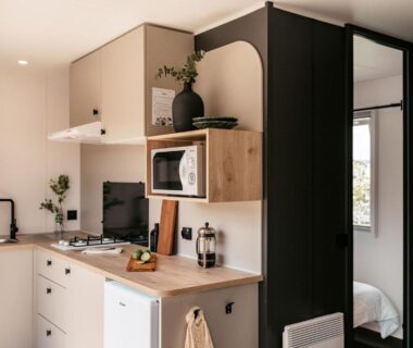 Coin cuisine avec micro-ondes réfrigérateur et plan de travail dans le mobil-home du Camping Au Coeur de Vendome
