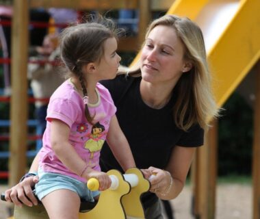 Aire de jeux avec mère et enfant au Camping Au Coeur de Vendome