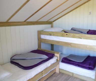 Chambre mansardée avec lits superposés dans le Camping Au Lac d'Hautibus