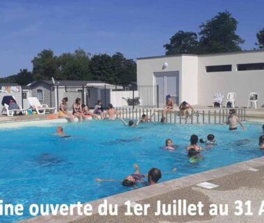 Piscine extérieure avec baigneurs du camping Au Lac d'Hautibus
