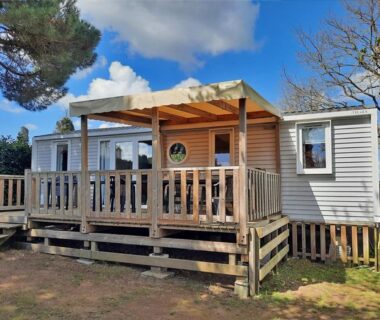 Mobil-home avec terrasse en bois dans la nature au Camping Au Lac d'Hautibus