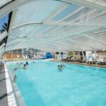 Piscine couverte et solarium au camping Au Soir D'été