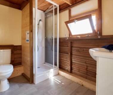 Salle de bain avec douche lavabo et WC dans l'hébergement Camping Au Soir d'Été