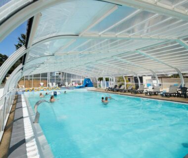 Piscine couverte et solarium au camping Au Soir D'été