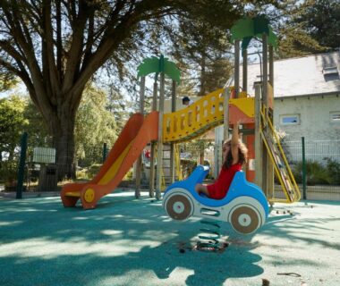 Aire de jeux ombragée avec toboggans au Camping Au Soir d'Été