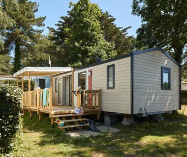 Mobil-home avec terrasse en bois au Camping Au Soir D'été