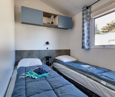 Mobil-home chambre avec deux lits simples du Camping Au Soir D'été