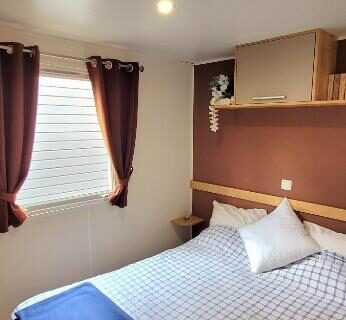 Chambre double avec lit coussins et rideaux au Camping Aux Portes De Cassis