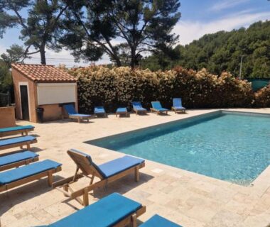 Piscine extérieure et transats sous pinède au Camping Aux Portes De Cassis