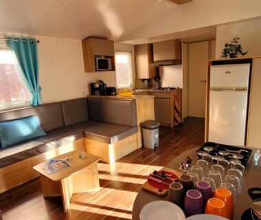 Séjour avec kitchenette lumineux dans le mobil-home du Camping Aux Portes De Cassis