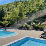 Piscine et transats au Camping Les Foulons